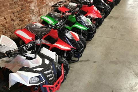 Quad électrique ou thermique : lequel est le plus adapté à votre enfant ?